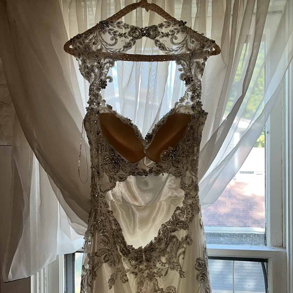 Wedding gown - Picture 5 of 9